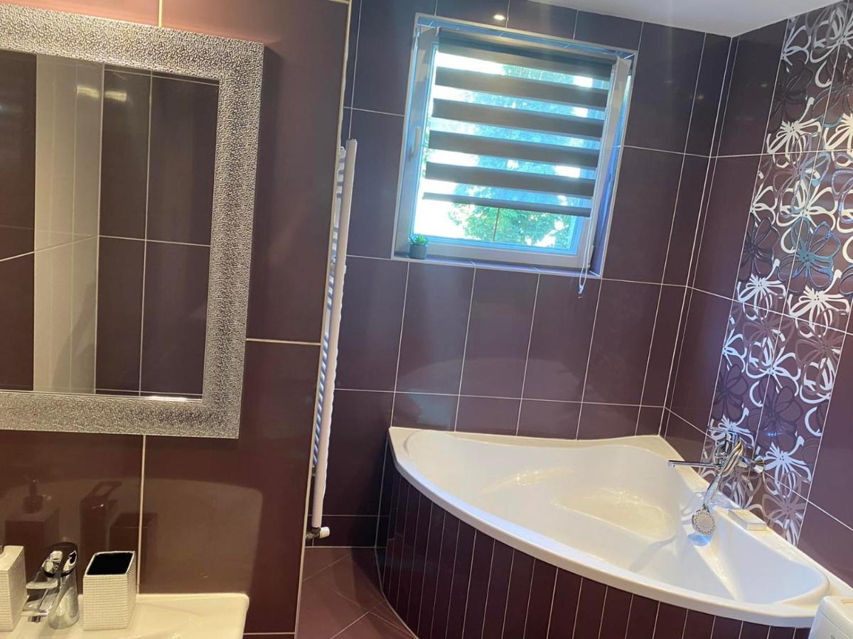 Gabrielle2 Apartman Дебрецен Екстериор снимка